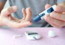 Pessoa realizando teste de glicemia com medidor de sangue, procedimento comum para controle da diabetes e monitoramento da saúde.