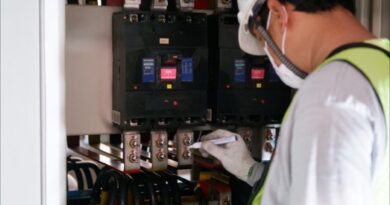 Imagem de capa de profissional analisando painel elétrico