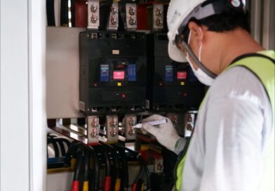 Imagem de capa de profissional analisando painel elétrico