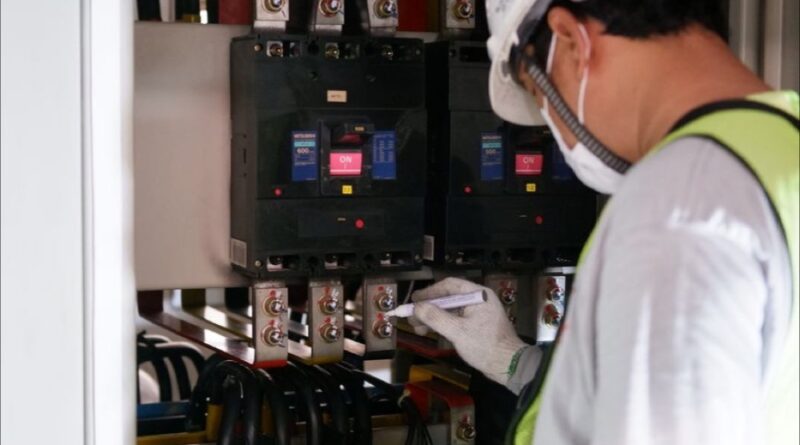Imagem de capa de profissional analisando painel elétrico